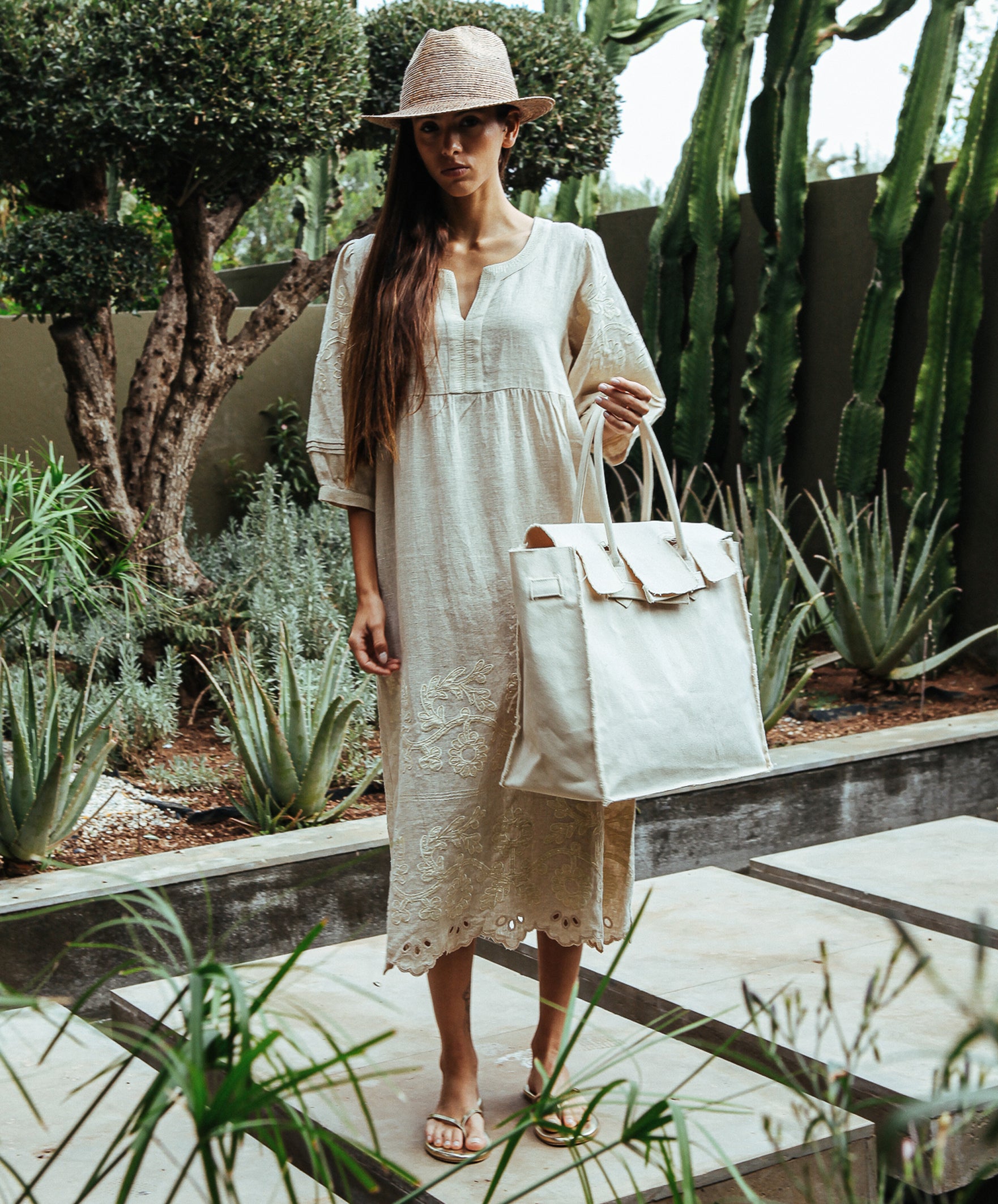 A model carrying a Rose and Rose large size beach bag.